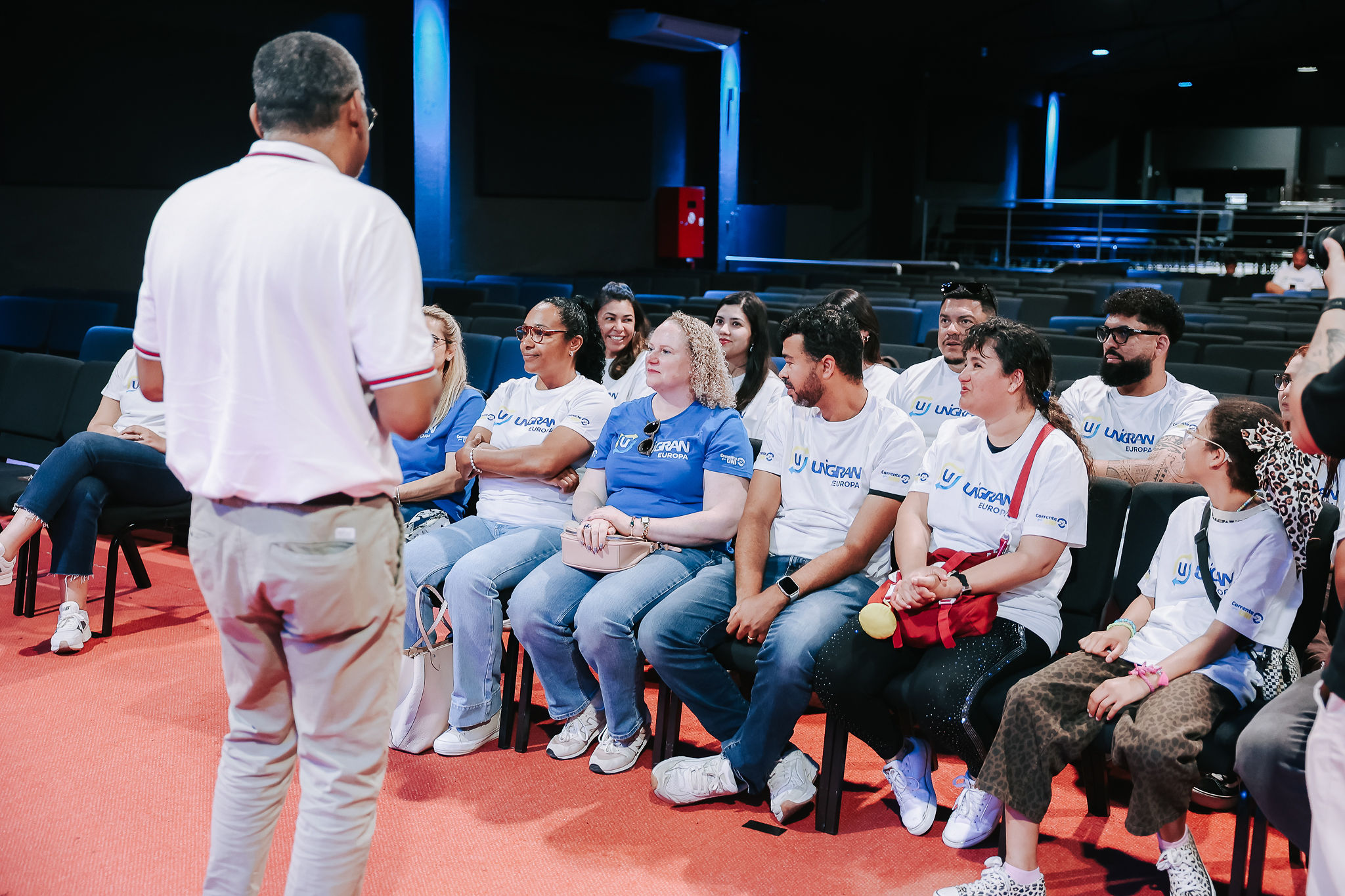 Participantes reunidos durante a apresentação do Projeto Que Uni